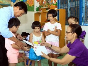 สำนักข่าวเวียดนามมอบของขวัญให้แก่ผู้เคราะห์ร้ายจากสารพิษสีส้มไดอ๊อกซินที่Quảng Trị